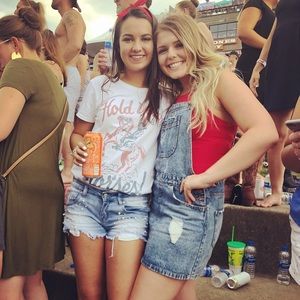 Meet your Poshers, Kasie & Hailey